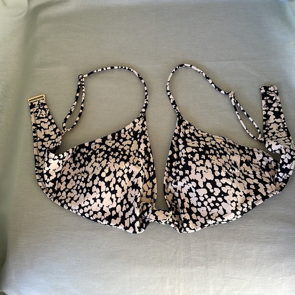 Black and White Bikini Set. - Picture 3 of 13